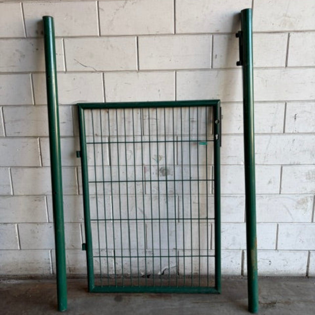 Enkele tuinpoort 90 x 125 cm met ronde palen – RAL6005 – 2e keus