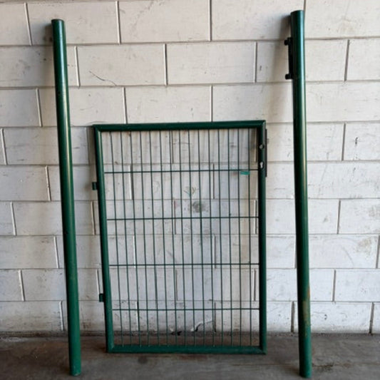 Enkele tuinpoort 90 x 125 cm met ronde palen – RAL6005 – 2e keus