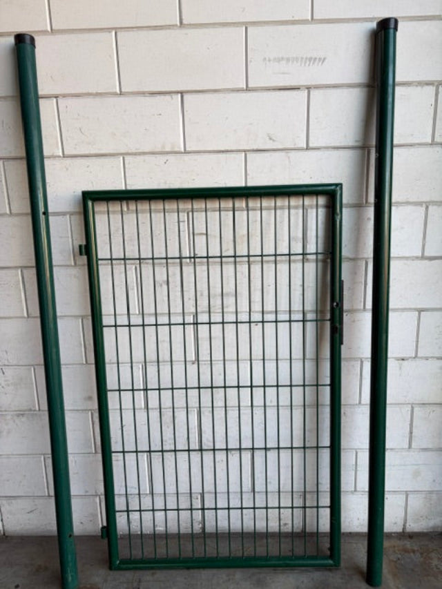 Enkele tuinpoort 90 x 150 cm met ronde palen – RAL6005 – 2e keus