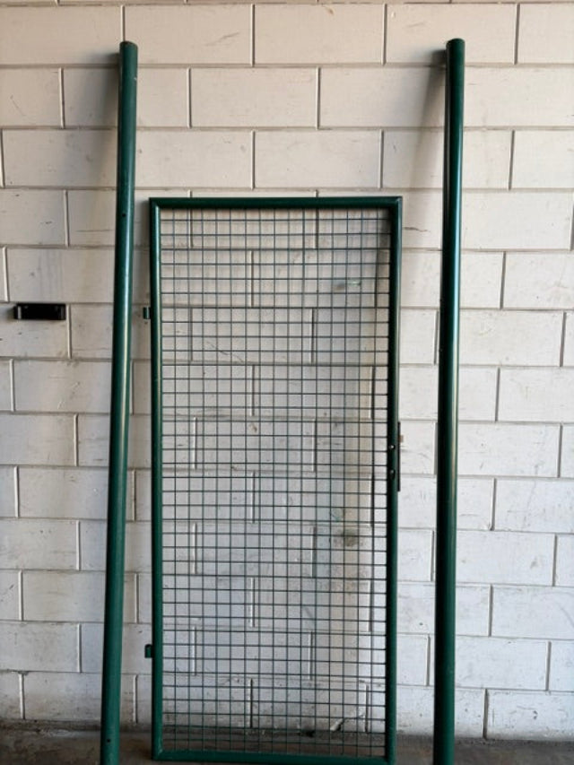 Enkele tuinpoort 90 x 200 cm met ronde palen – RAL6005 – 2e keus