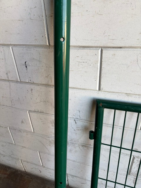 Enkele tuinpoort 90 x 100 cm met ronde palen – RAL6005 – 2e keus