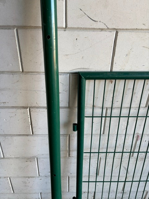 Enkele tuinpoort 90 x 125 cm met ronde palen – RAL6005 – 2e keus