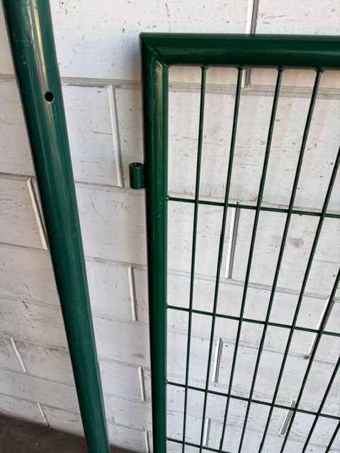 Enkele tuinpoort 90 x 150 cm met ronde palen – RAL6005 – 2e keus