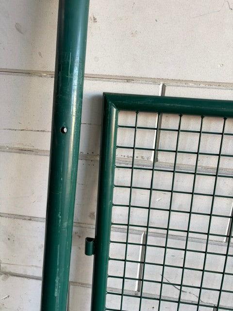 Enkele tuinpoort 90 x 200 cm met ronde palen – RAL6005 – 2e keus