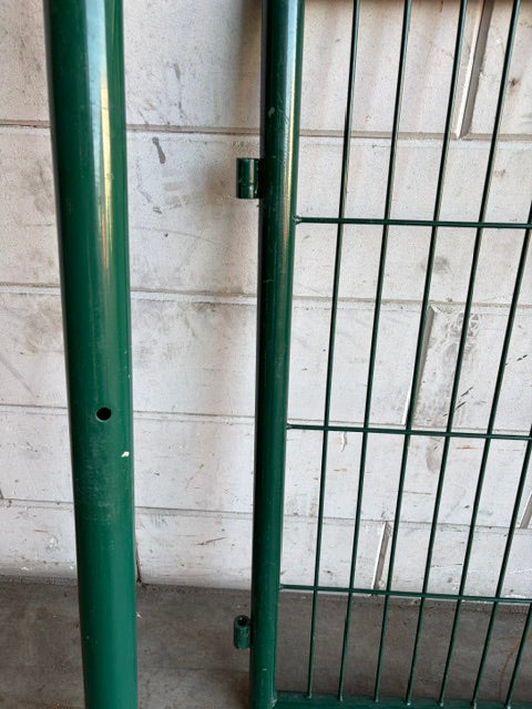 Enkele tuinpoort 90 x 100 cm met ronde palen – RAL6005 – 2e keus