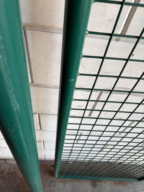 Enkele tuinpoort 90 x 200 cm met ronde palen – RAL6005 – 2e keus