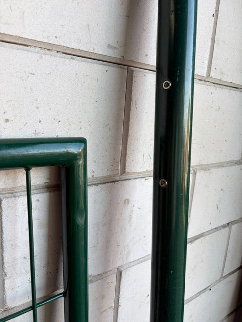 Enkele tuinpoort 90 x 150 cm met ronde palen – RAL6005 – 2e keus