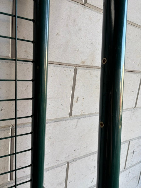 Enkele tuinpoort 90 x 200 cm met ronde palen – RAL6005 – 2e keus
